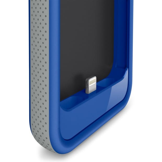 battery-case-lightning-connector-in-use-blue