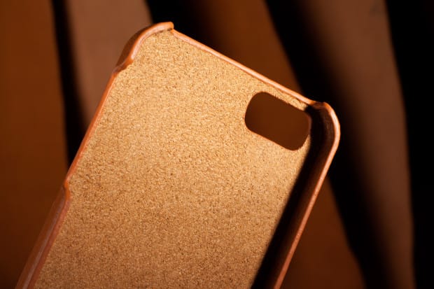 iPhone-5s-Wallet-Case-Tan-Lifestyle-502