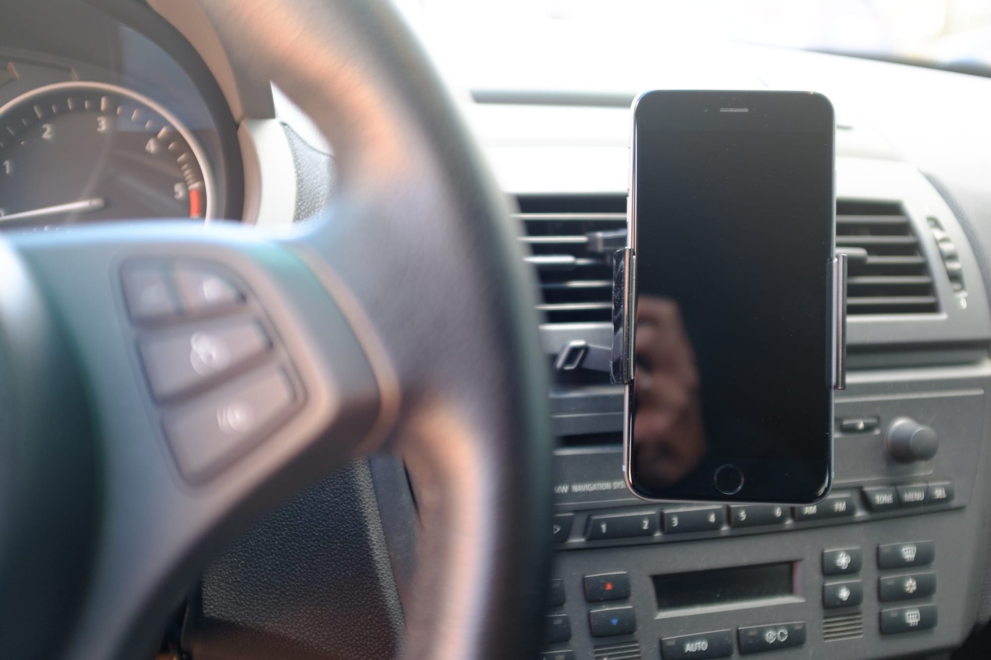 Zdjęcie okładkowe wpisu Luxa2 Vent Clip – samochodowy uchwyt na telefon łapiący się kratki wentylacyjnej – pierwsze wrażenia