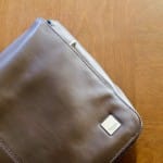 Zdjęcie okładkowe wpisu: Knomo Kinsale 13″ Soft Leather Messenger Bag – moja ulubiona torba!