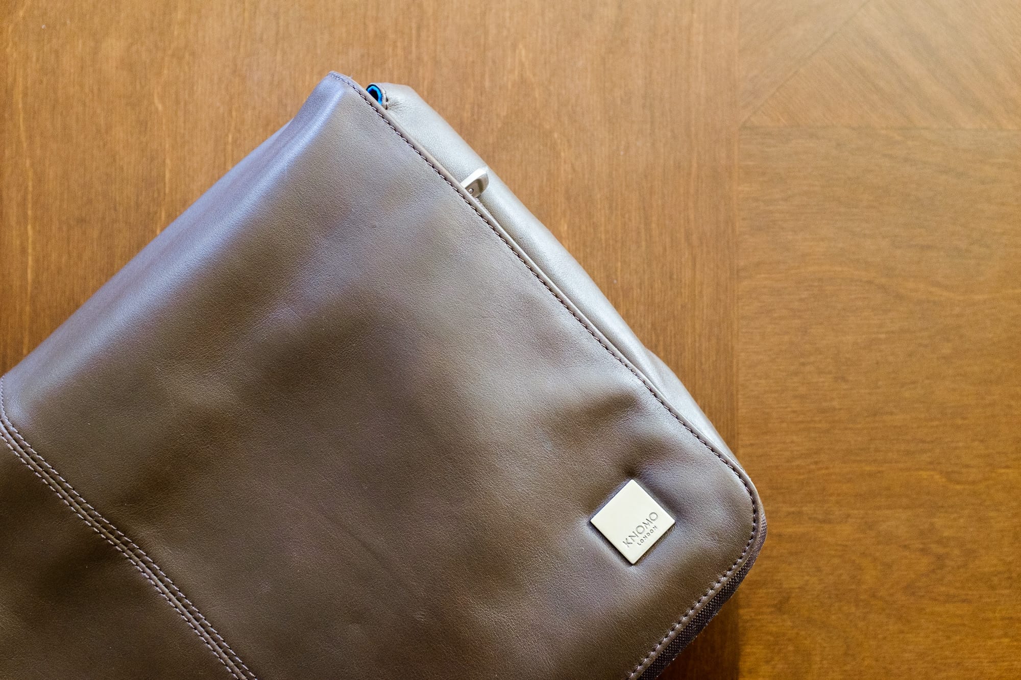 Zdjęcie okładkowe wpisu Knomo Kinsale 13″ Soft Leather Messenger Bag – moja ulubiona torba!
