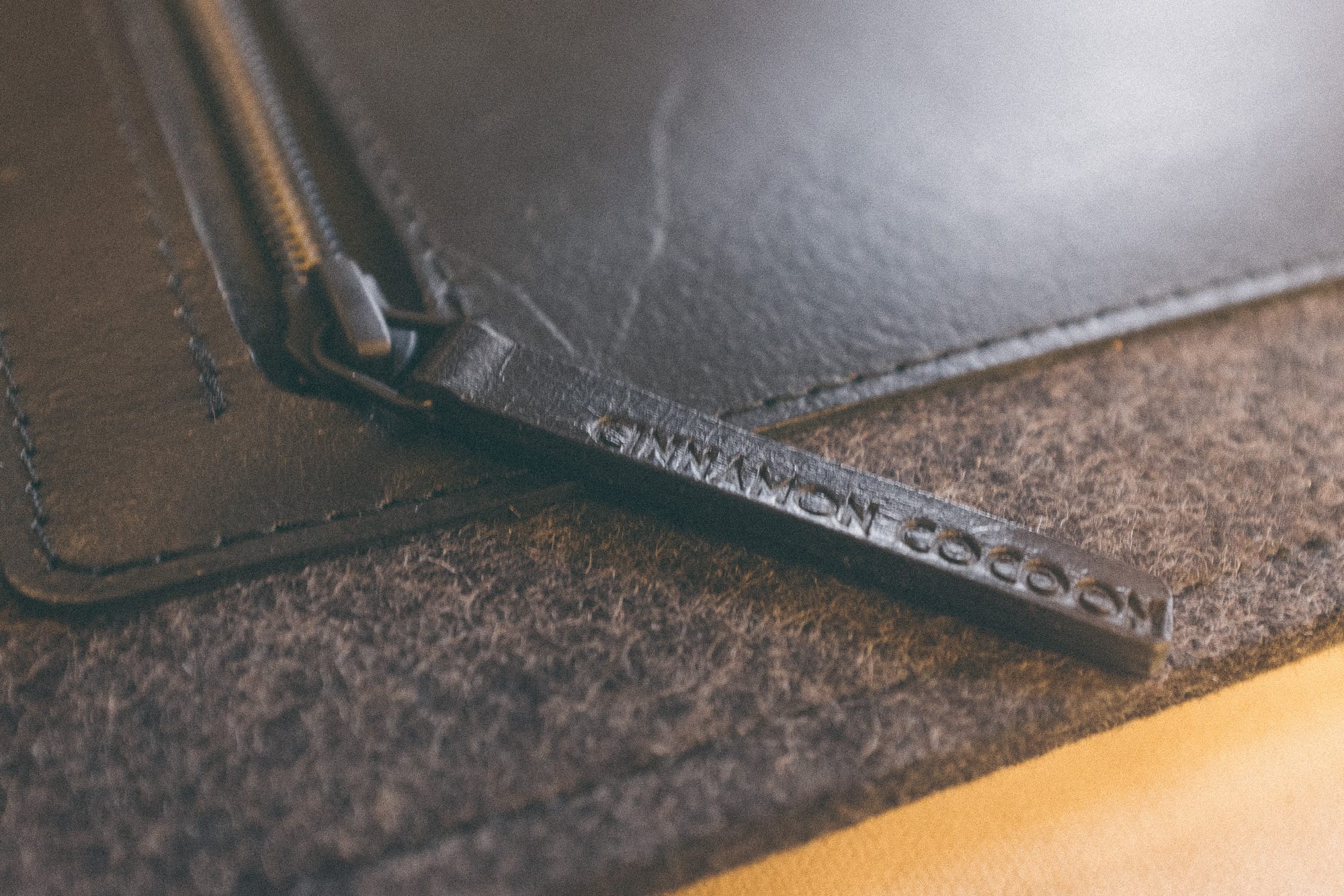Zdjęcie okładkowe wpisu Cinnamon Cocoon iPad Pro Carry-All Case – piękny i polski skórzano-filcowy pokrowiec