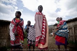 Kobiety masajskie w tradycyjnych strojach. Masai Mara, Kenia, luty 2015.