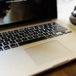 Zdjęcie okładkowe wpisu: Jak czyszczę klawiaturę w MacBooku i Apple Wireless Keyboard
