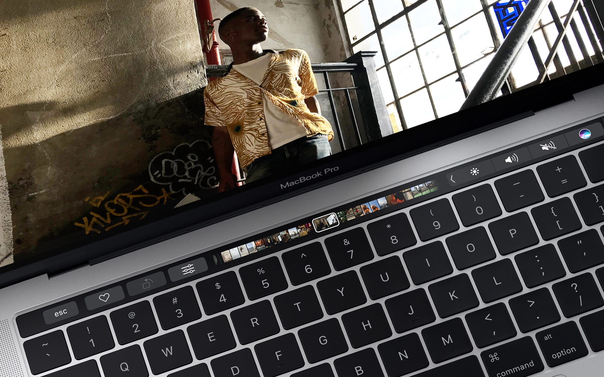 Zdjęcie okładkowe wpisu Apple zmuszone do wypłaty 50 mln USD za sprzedaż MacBooków z wadliwymi klawiaturami