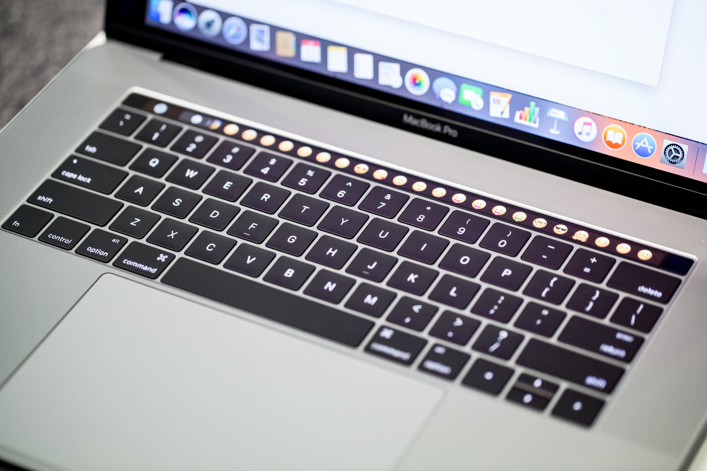 Zdjęcie okładkowe wpisu MacBook Pro 15 z Touch Barem – pierwsze wrażenia