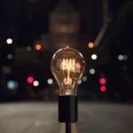 Zdjęcie okładkowe wpisu: Żarówki – nowa reklama Apple