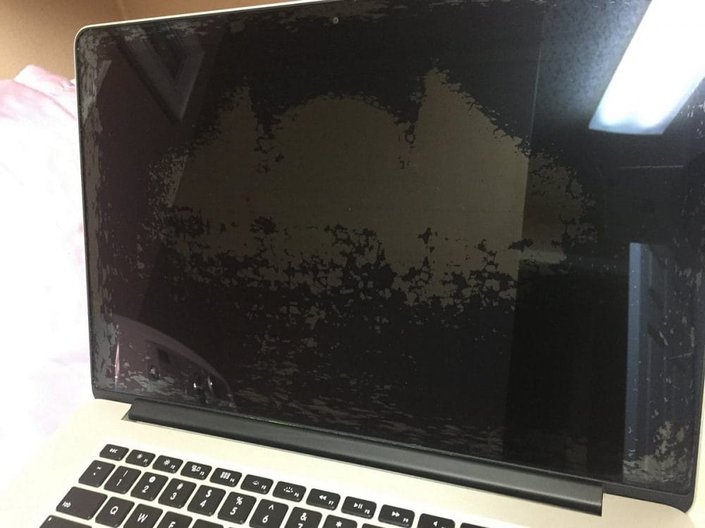 Zdjęcie okładkowe do wpis Apple po cichu przedłuża program wymiany przetartych ekranów w MacBookach