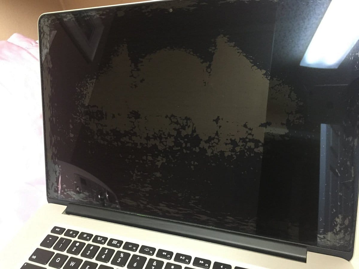 Zdjęcie okładkowe wpisu Apple po cichu przedłuża program wymiany przetartych ekranów w MacBookach