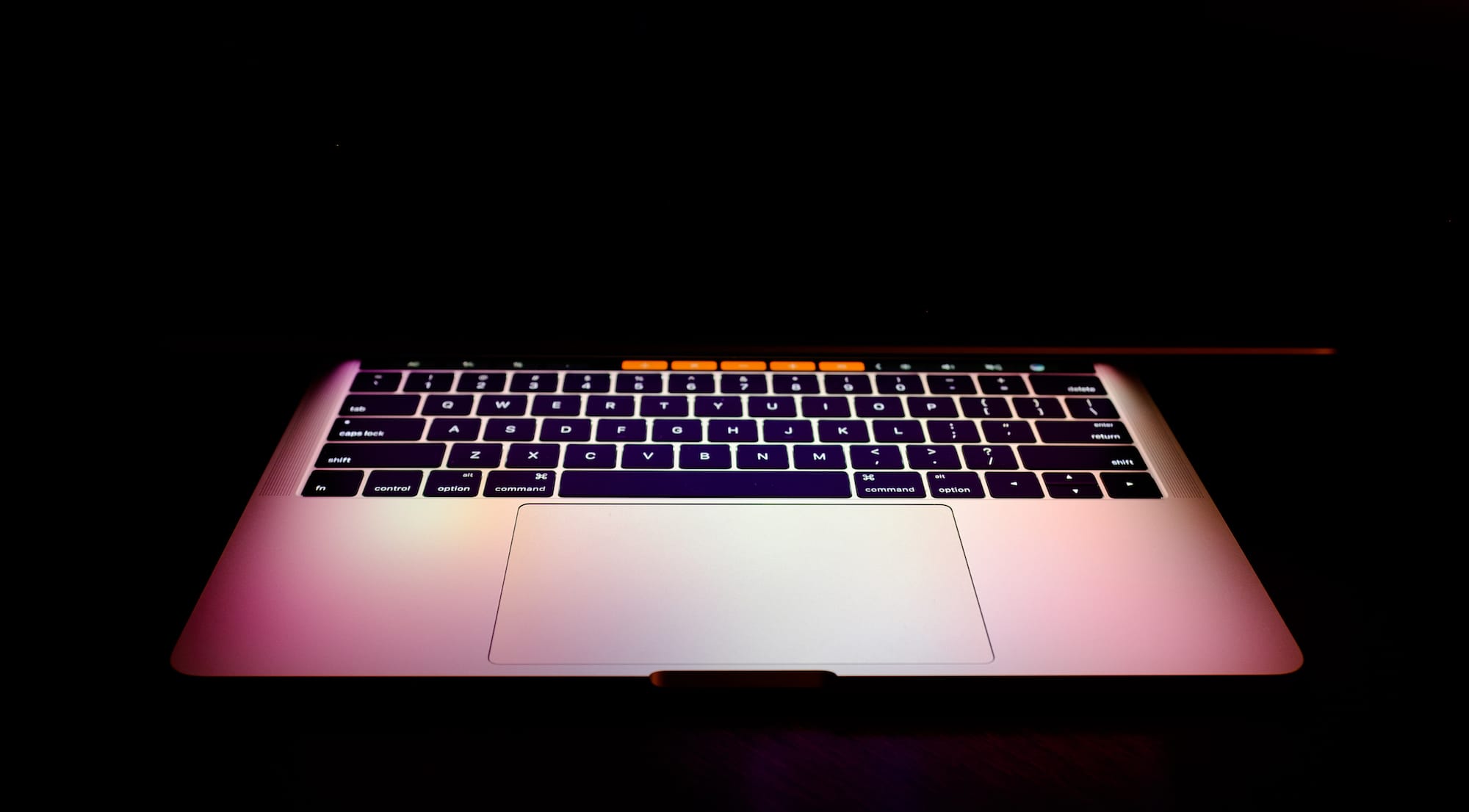Zdjęcie okładkowe wpisu Dziennik MacBook Pro 13″ (mid 2019) – dzień 1 – konfiguracja i benchmarki