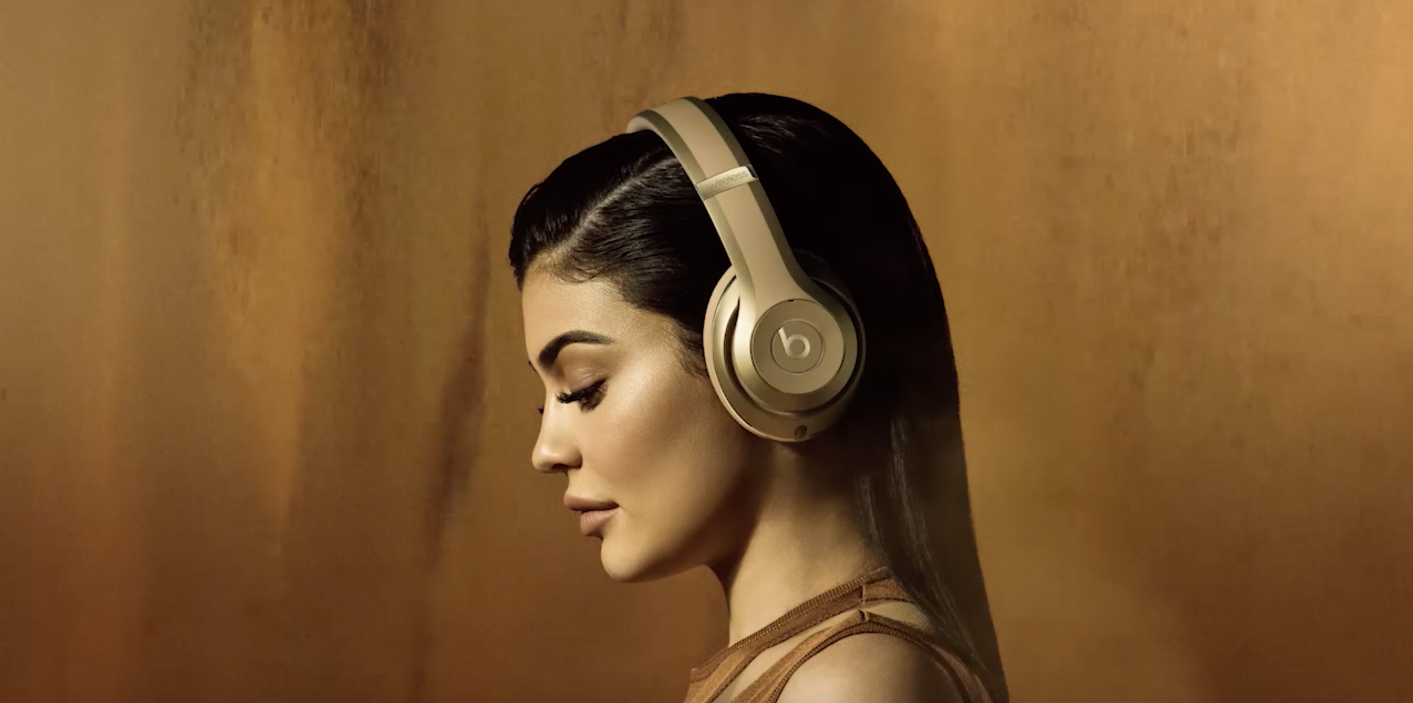 Слушать музыку 1 9. Девушка в наушниках Beats studio3 Wireless Headphones. Наушники реклама.