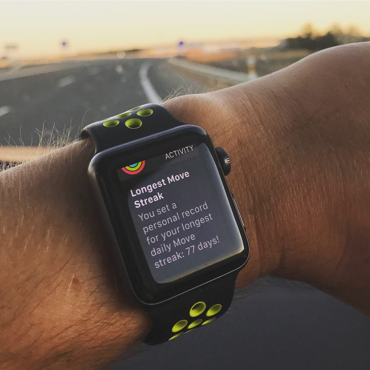 Zdjęcie okładkowe wpisu Jak ruszać się więcej i osiągać lepsze cele dzięki zegarkowi Apple Watch i kółkom aktywności