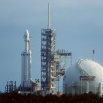 Zdjęcie okładkowe wpisu: Falcon Heavy na platformie startowej