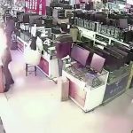 Zdjęcie okładkowe wpisu: Mężczyzna ugryzł baterię, aby sprawdzić jej autentyczność; jak się to ma do piratów i złotych monet?