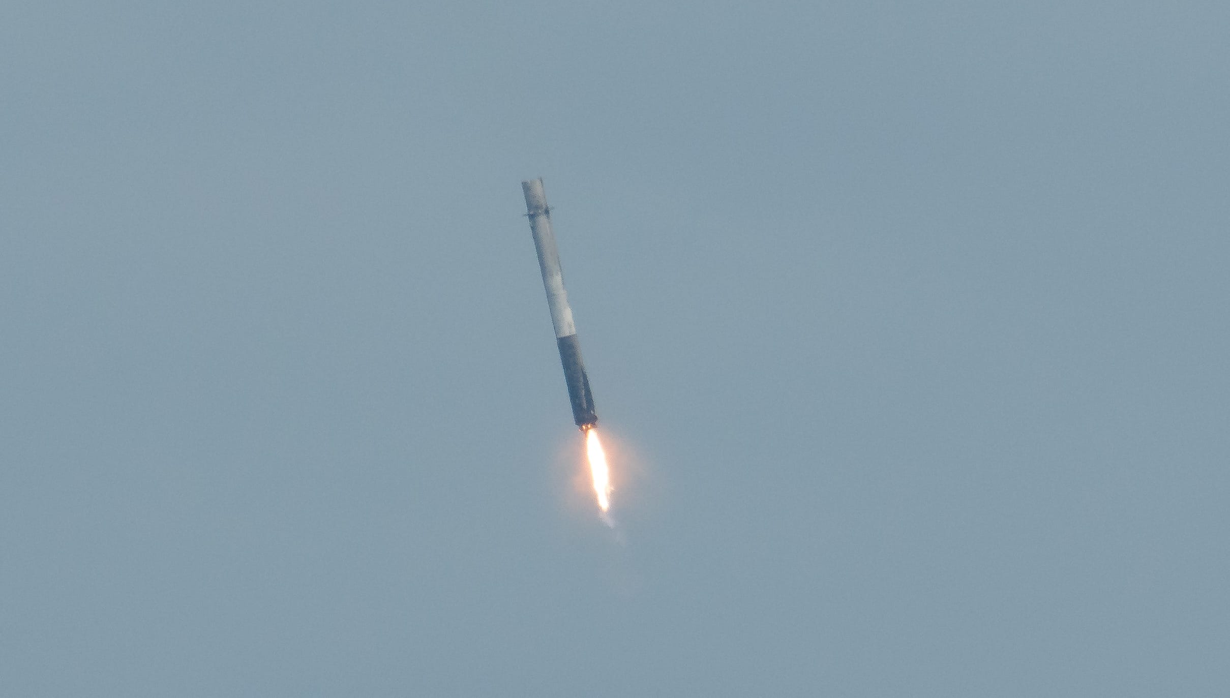 Zdjęcie okładkowe wpisu Siły Powietrzne Stanów Zjednoczonych zbombardowały rakietę Falcona 9