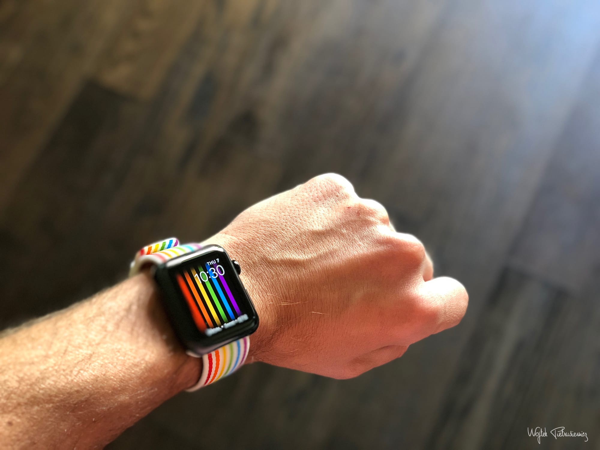 Zdjęcie okładkowe wpisu Pasek Pride Edition z plecionego nylonu dla Apple Watch – wyjmujemy z pudełka