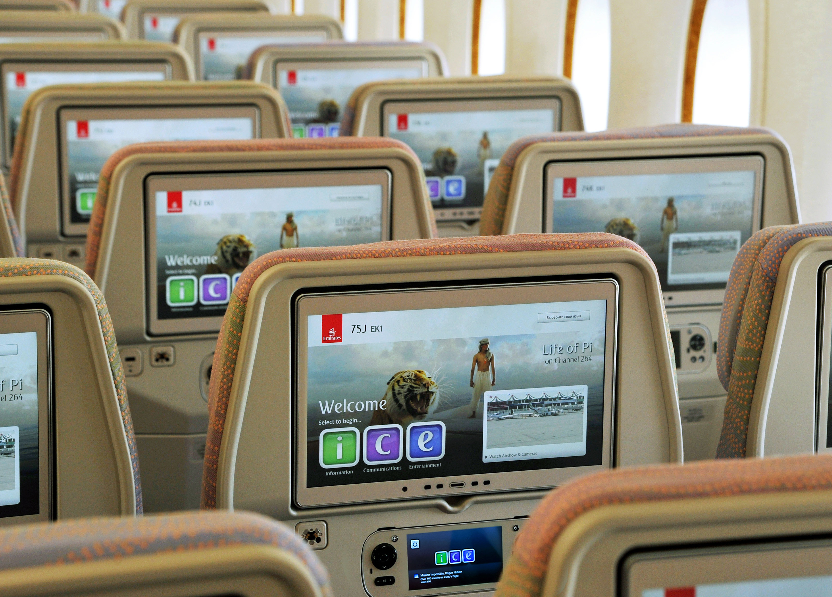 Zdjęcie okładkowe wpisu Filmowa playlista na długi lot – Emirates wprowadziło taką opcje do swojego systemu