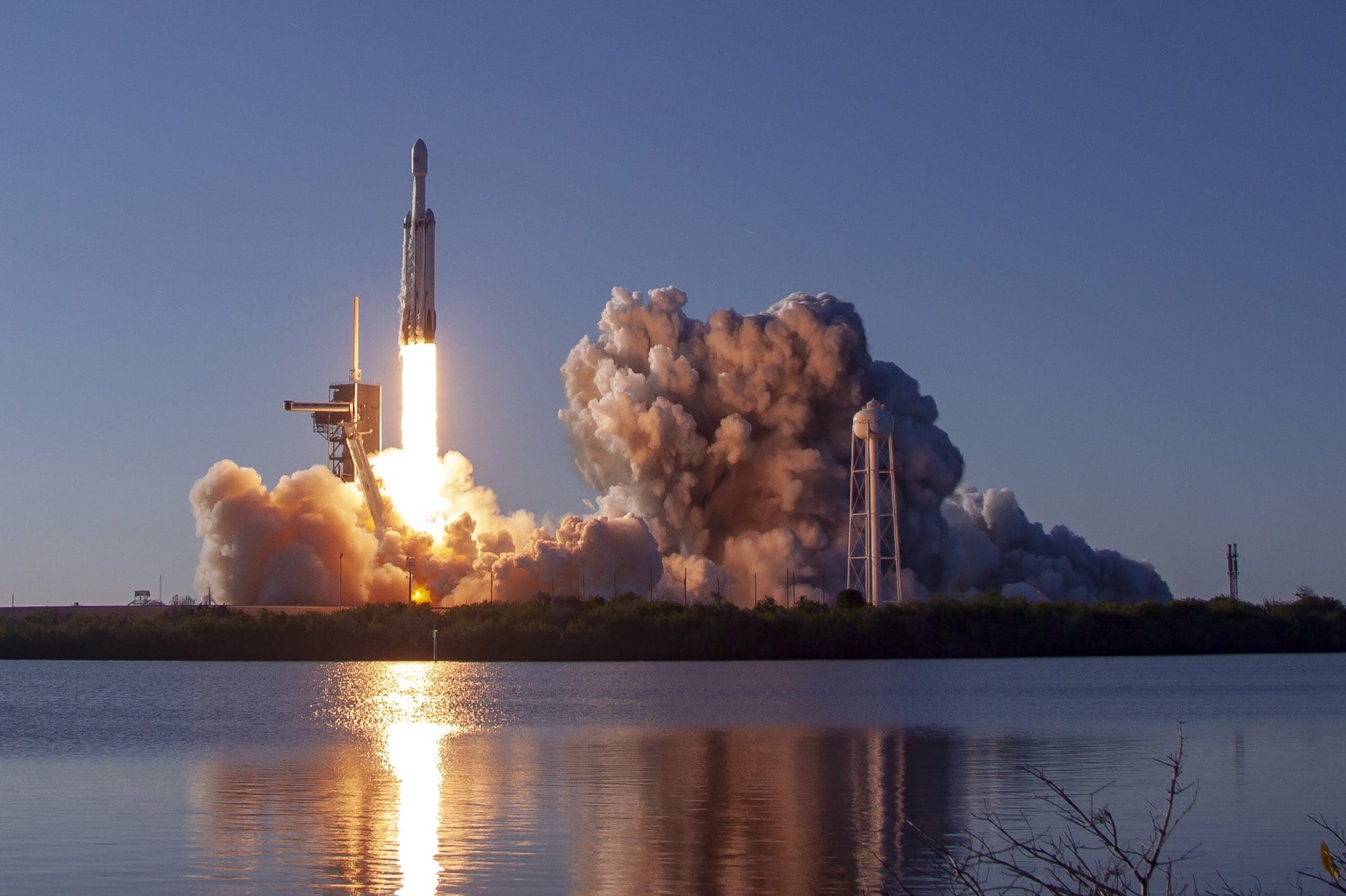 Zdjęcie okładkowe wpisu Pierwszy komercyjny lot rakiety SpaceX Falcon Heavy zakończony pełnym sukcesem