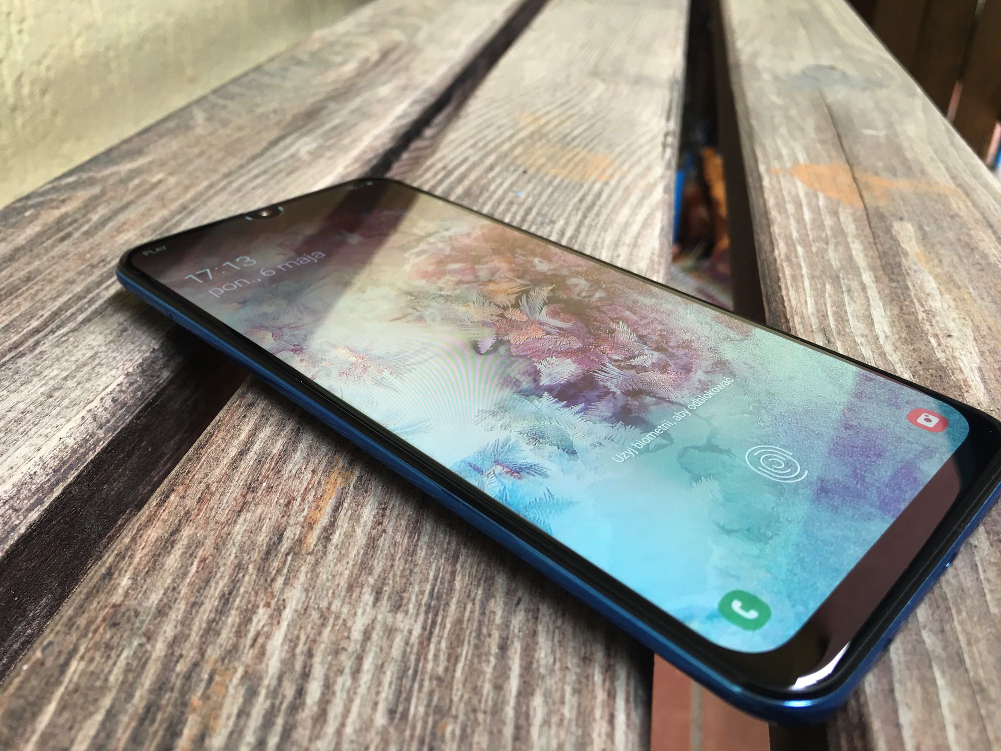 Zdjęcie okładkowe wpisu Samsung Galaxy A50 – sAMOLED z czytnikiem w ekranie