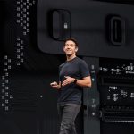Zdjęcie okładkowe wpisu: John Ternus oficjalnie, jako CEO Apple, zwrócił się do&nbsp;pracowników