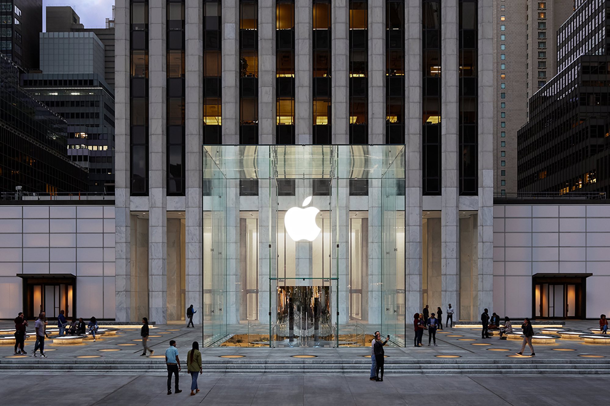Zdjęcie okładkowe wpisu Apple Store przy Piątej Alei w Nowym Jorku ponownie otwarty – statystki imponują, podobnie jak wygląd