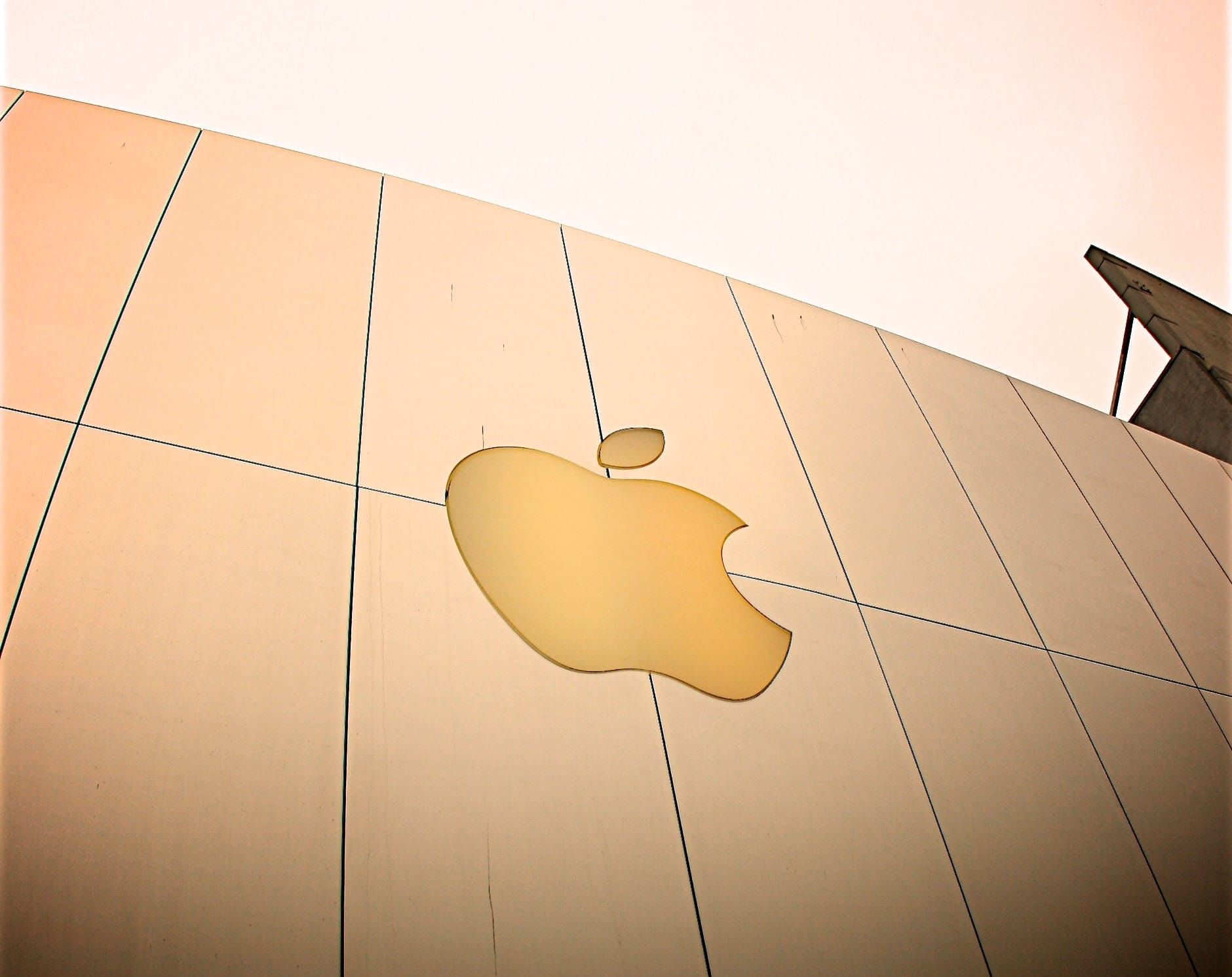 Zdjęcie okładkowe wpisu Wycena giełdowa Apple przebiła pułap 2 bilionów dolarów