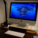 Zdjęcie okładkowe wpisu: Pout Wireless Charging Monitor Stand – ustaw monitor wyżej i miej więcej miejsca