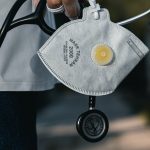 Zdjęcie okładkowe wpisu: Apple przekazuje miliony masek pracownikom służby zdrowia w Stanach Zjednoczonych i Europie