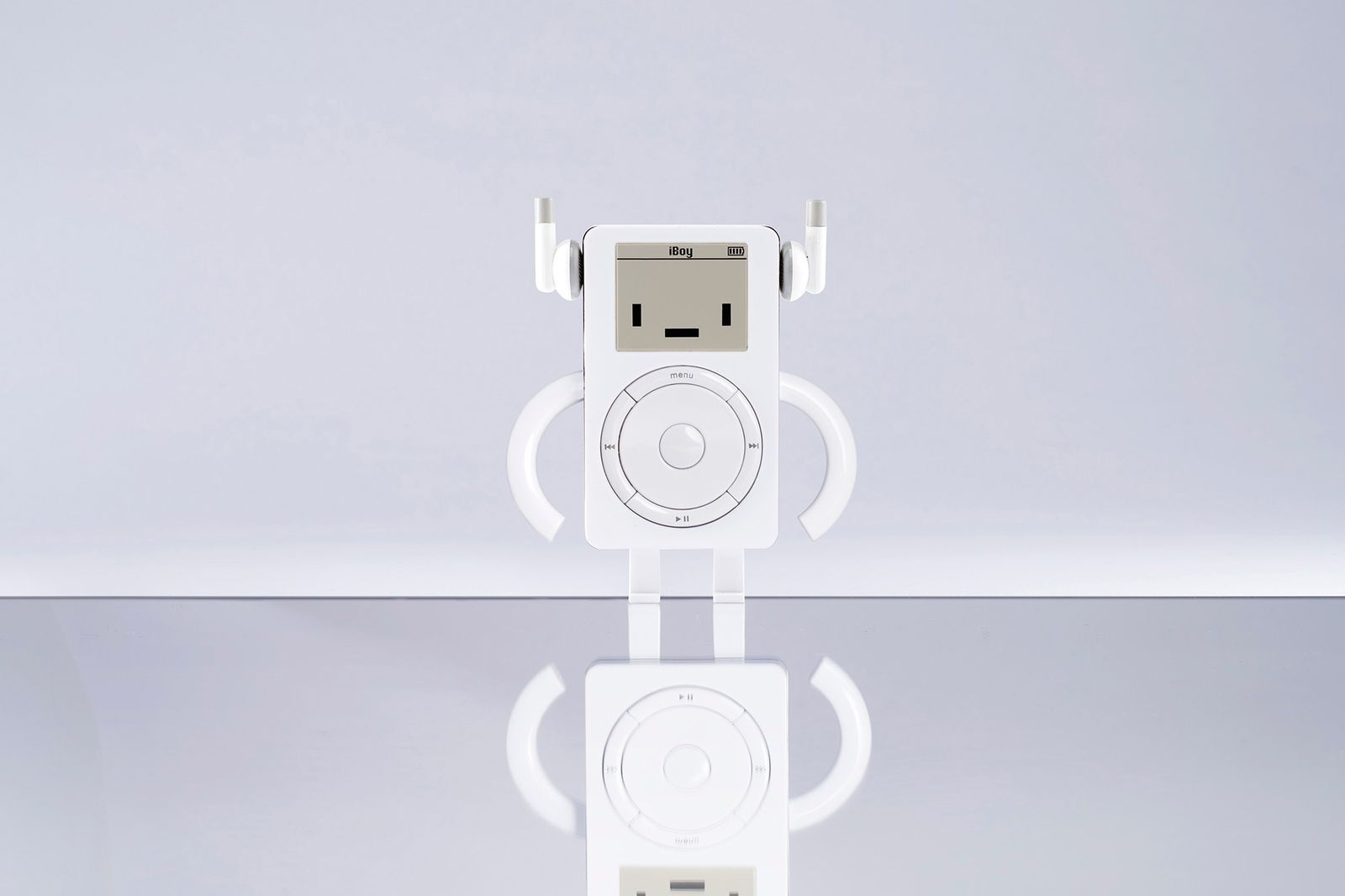 Zdjęcie okładkowe wpisu Figurka iBoy, zaprojektowana w hołdzie dla iPoda Classic z 2001 roku