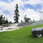 Zdjęcie okładkowe wpisu: Samochodów autonomicznych jeszcze nie ma, ale roboty koszące mogą zmieniać nasze ogrody