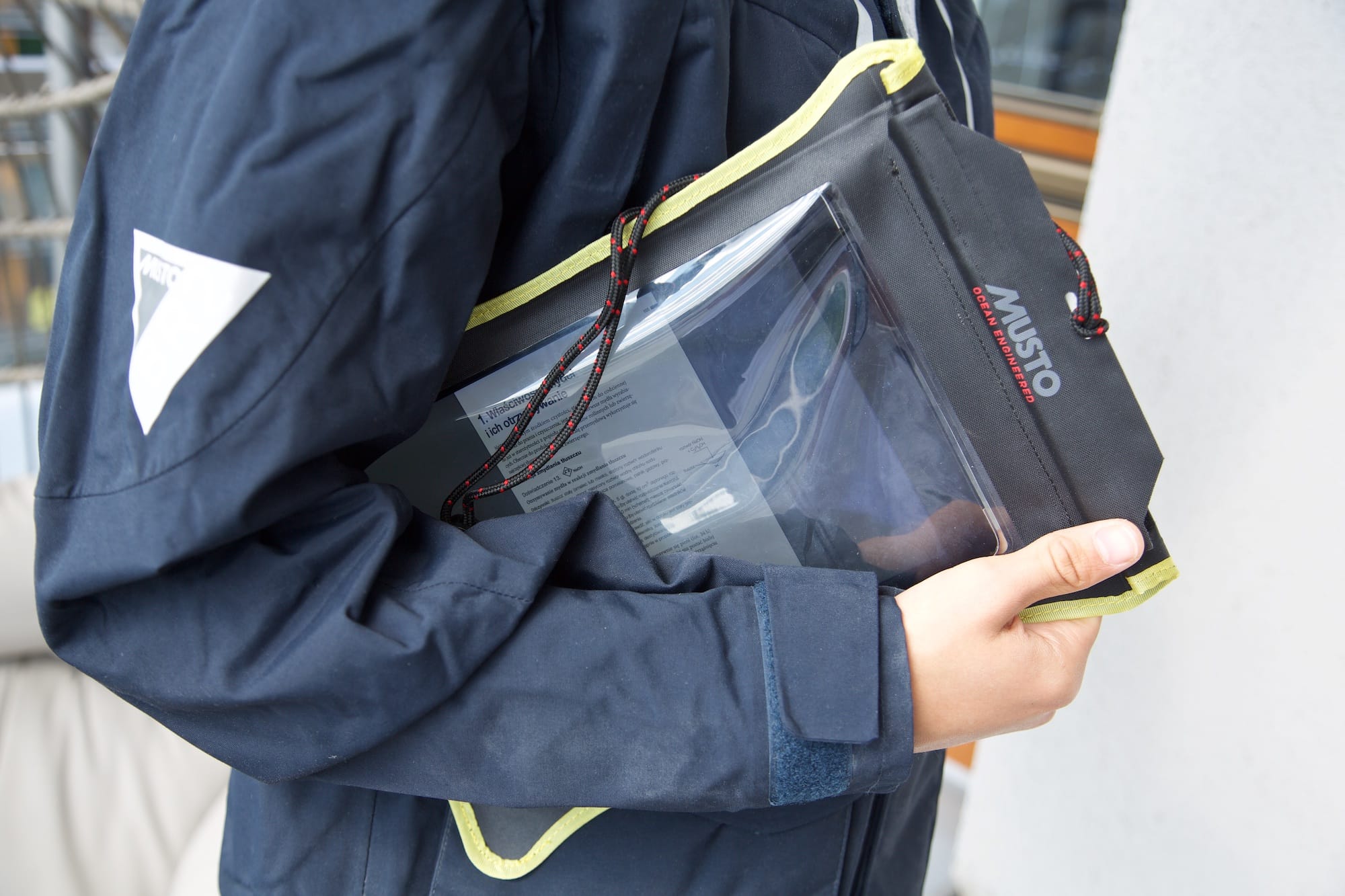 Zdjęcie okładkowe wpisu Musto Evolution Waterproof Tablet Case – skuteczna ochrona przed falami