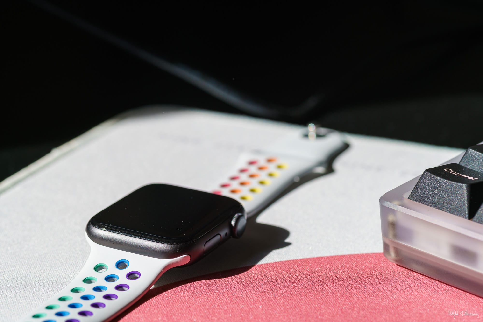 Zdjęcie okładkowe wpisu Apple Watch Series 6 – pierwsze testy baterii i czasu pracy oraz rozwiązanie problemu szybkiego rozładowywania