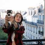 Zdjęcie okładkowe wpisu: Szukamy pokrowca na telefon w stylu Emily in Paris z nowego serialu Netflixa