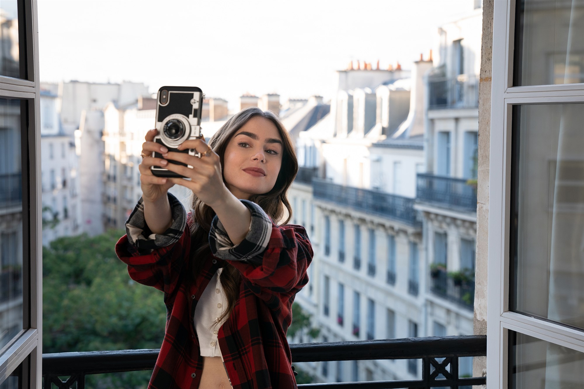 Zdjęcie okładkowe wpisu Szukamy pokrowca na telefon w stylu Emily in Paris z nowego serialu Netflixa