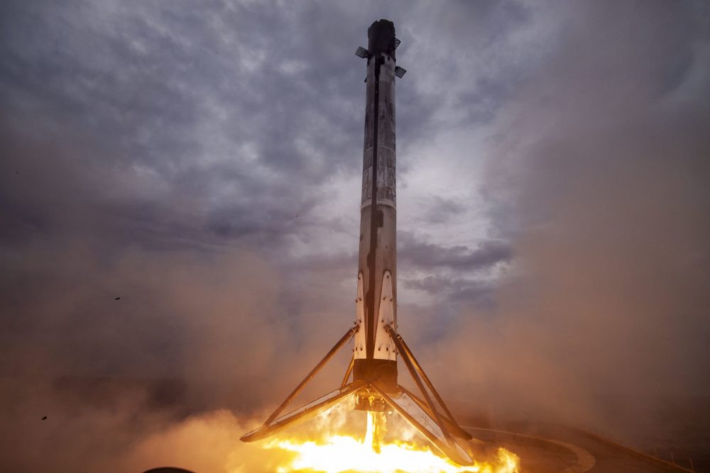 Zdjęcie okładkowe do wpis Fragment rakiety Falcon 9 uderzy w&nbsp;Księżyc. Zbliża się kolizja z&nbsp;prędkością hipersoniczną