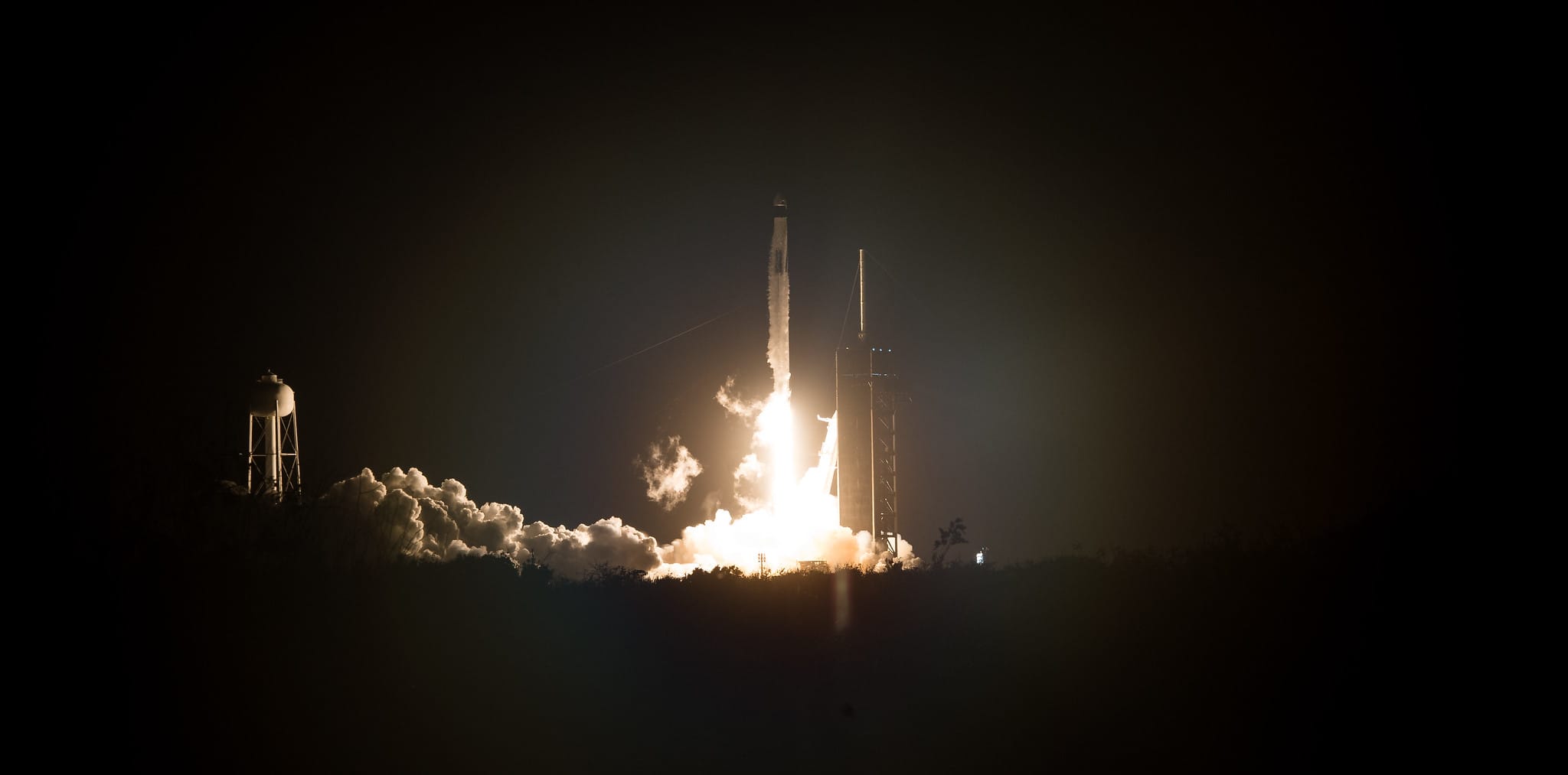 Zdjęcie okładkowe wpisu Udany start pierwszej komercyjnej, załogowej misji SpaceX