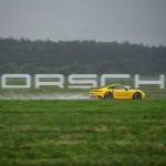 Zdjęcie okładkowe wpisu: Porsche Track Experience – co to jest i dlaczego warto się doszkalać w zakresie umiejętności prowadzenia samochodów?