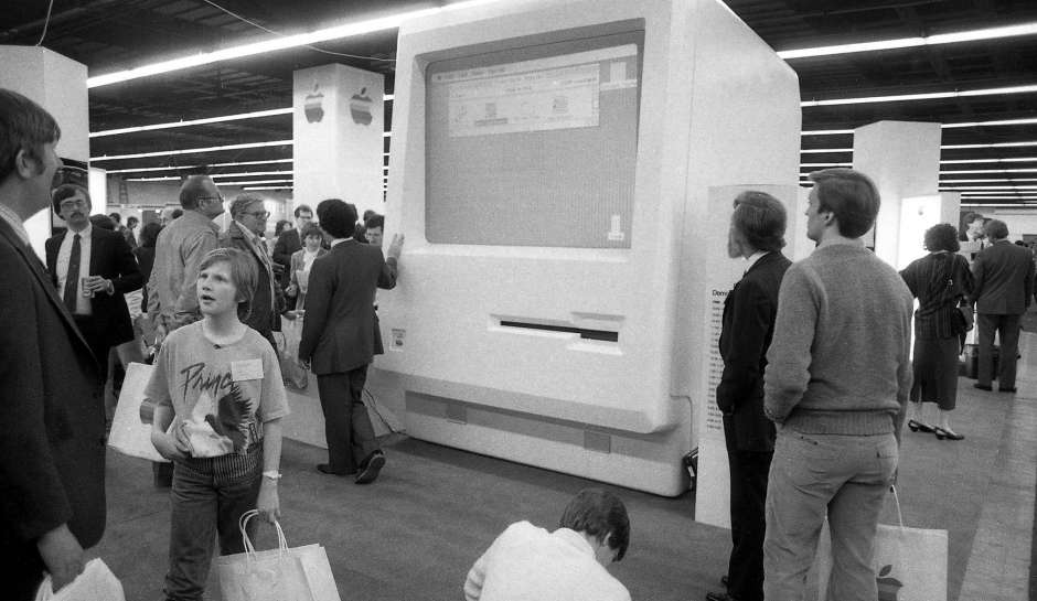 Zdjęcie okładkowe wpisu „Zdjęcia pierwszego Macworld z 1985 r. i dlaczego Steve Jobs nie pojawił się na nim”