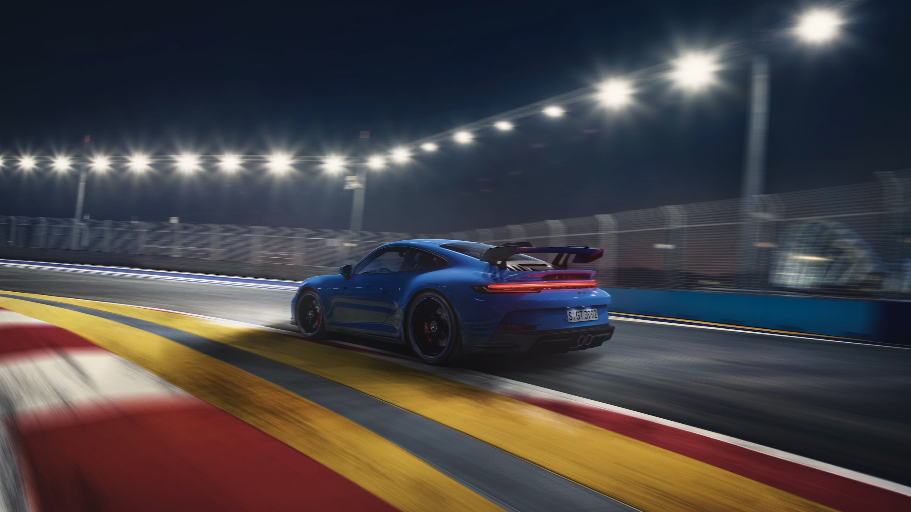 Zdjęcie okładkowe wpisu Porsche zaprezentowało nowe 911 GT3 (992) z wolnossącym silnikiem i poprawioną aerodynamiką, które jest szybsze od poprzedniego GT3 RS