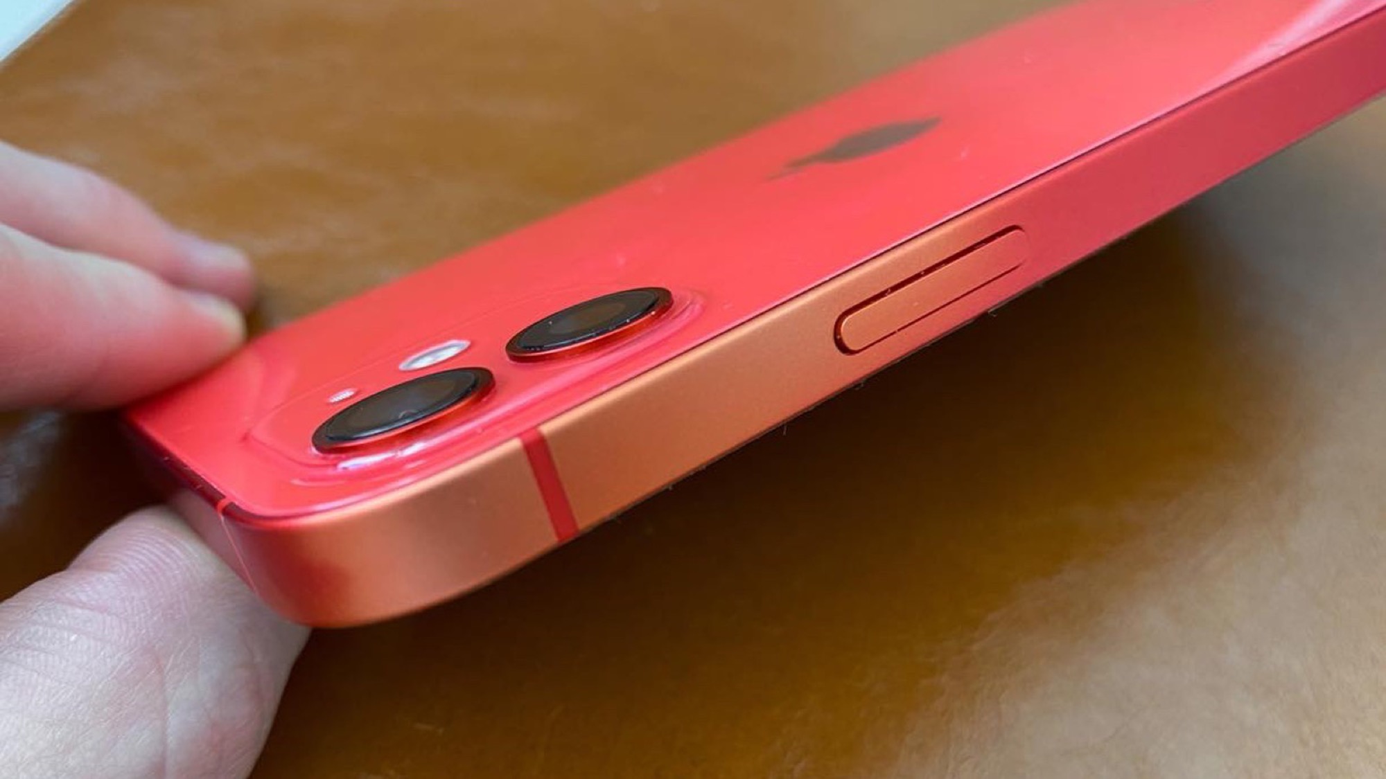 Zdjęcie okładkowe wpisu Niektóre modele iPhone’a 11 i iPhone’a 12 tracą kolor aluminiowego korpusu