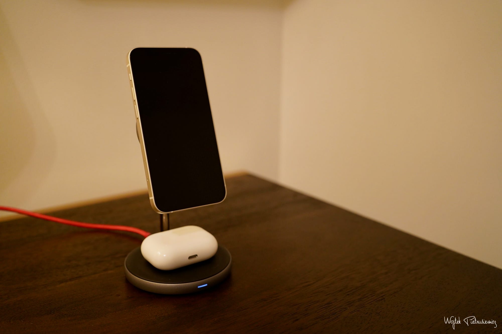 Zdjęcie okładkowe wpisu HyperDrive Magnetic Wireless Charging Stand – stylowa ładowarka z MagSafe