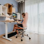 Zdjęcie okładkowe wpisu: Biurko regulowane czy to ma sens? Wady i zalety biurek z regulacją wysokości