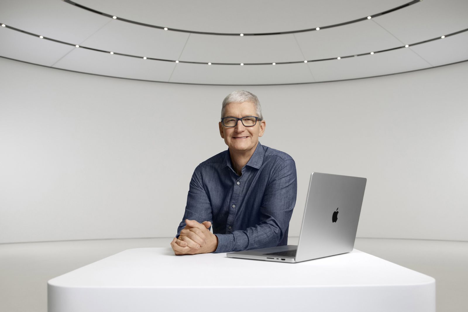 Zdjęcie okładkowe wpisu Tim Cook otrzymał 41,5 mln USD po sprzedaży ponad 500 000 akcji Apple