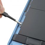 Zdjęcie okładkowe wpisu: iPad Air 5 wyposażony w uchwyty ułatwiające wymianę baterii