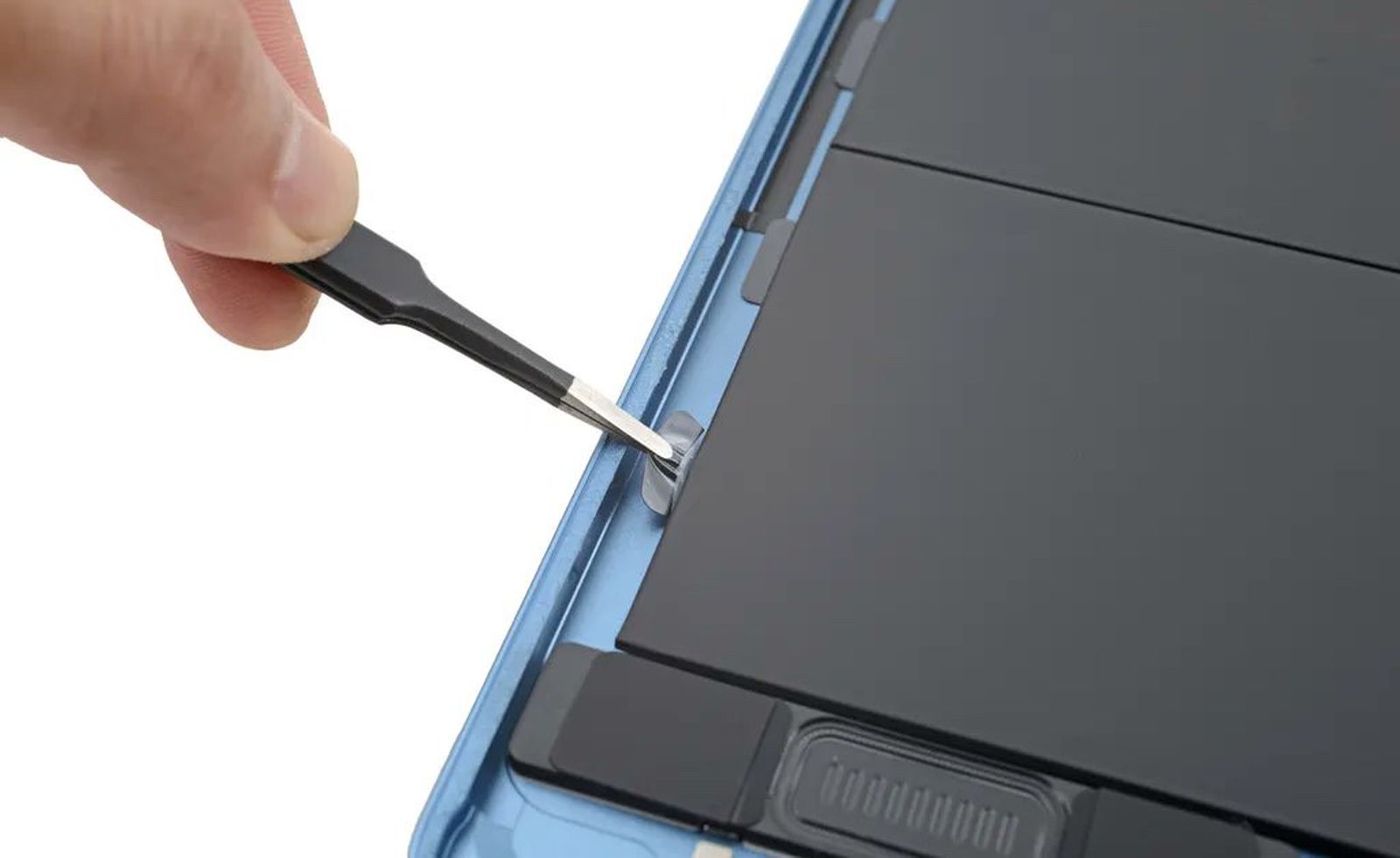 Zdjęcie okładkowe wpisu iPad Air 5 wyposażony w uchwyty ułatwiające wymianę baterii