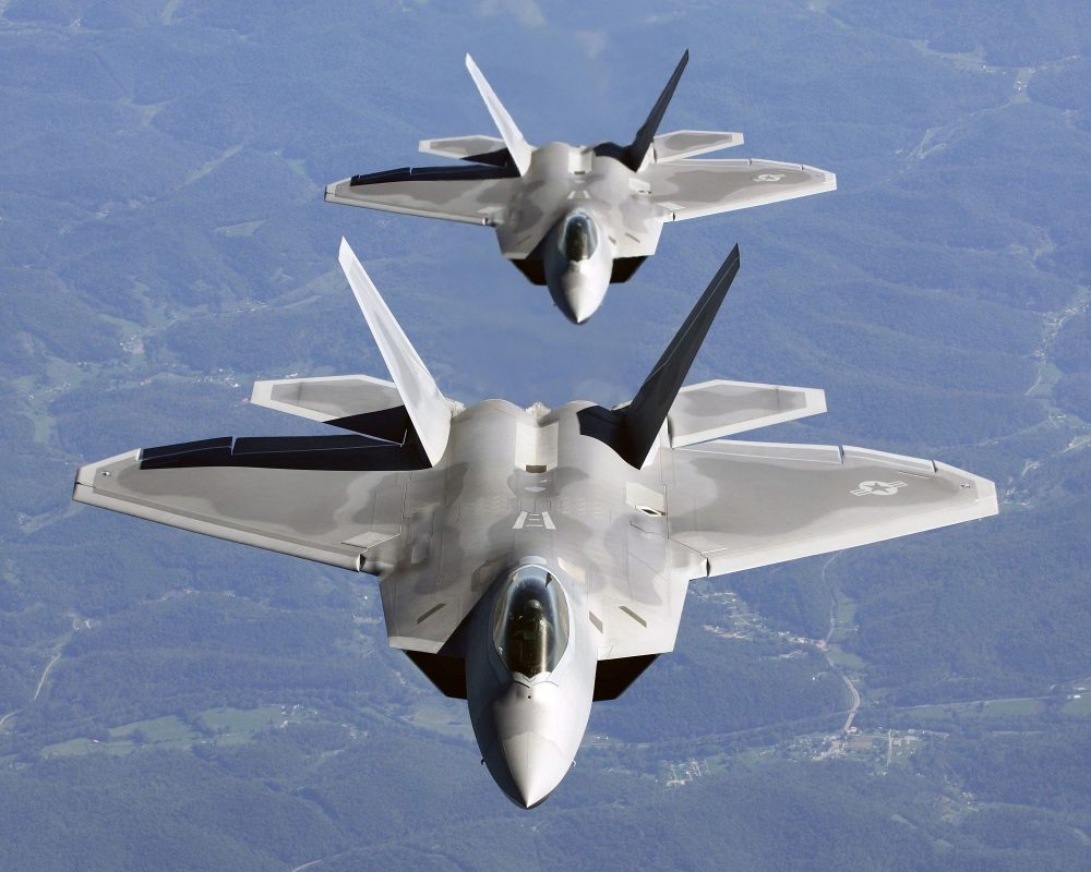 Zdjęcie okładkowe do wpis Nad polskie niebo trafią amerykańskie F-22 Raptor