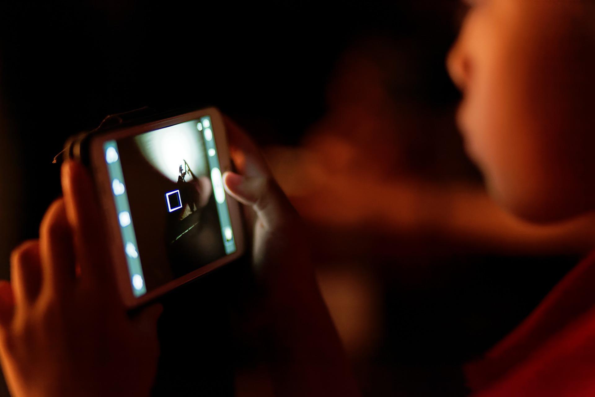 Zdjęcie okładkowe wpisu Aplikacja mobilna, która wykryje i usunie wszystkie nagie zdjęcia selfie wykonane przez dziecko