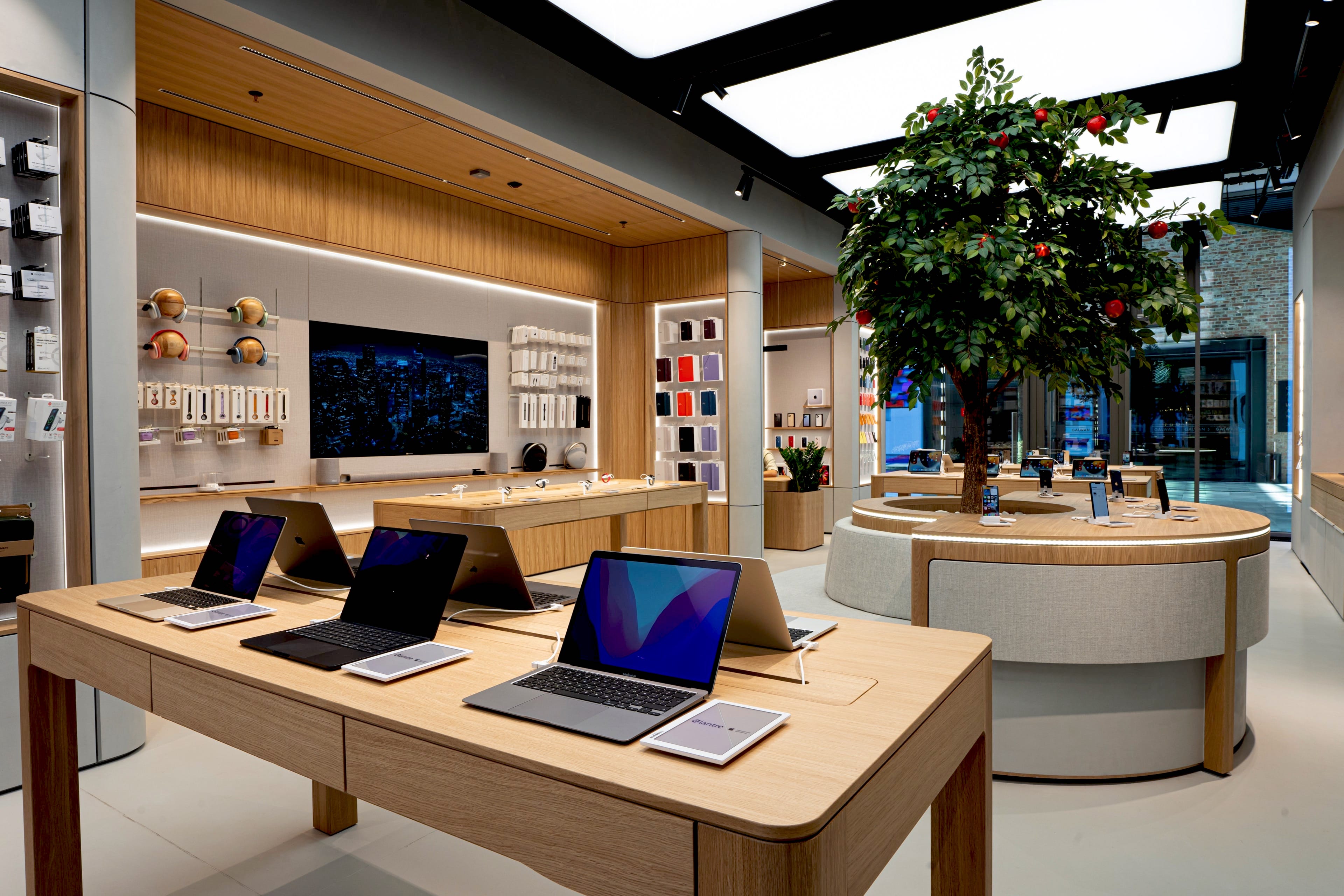 Zdjęcie okładkowe wpisu Otwarcia Lantre Showroom – resellera Apple – w sobotę 3 września z MacBookami Air M1 od 4999 PLN obok innych promocji