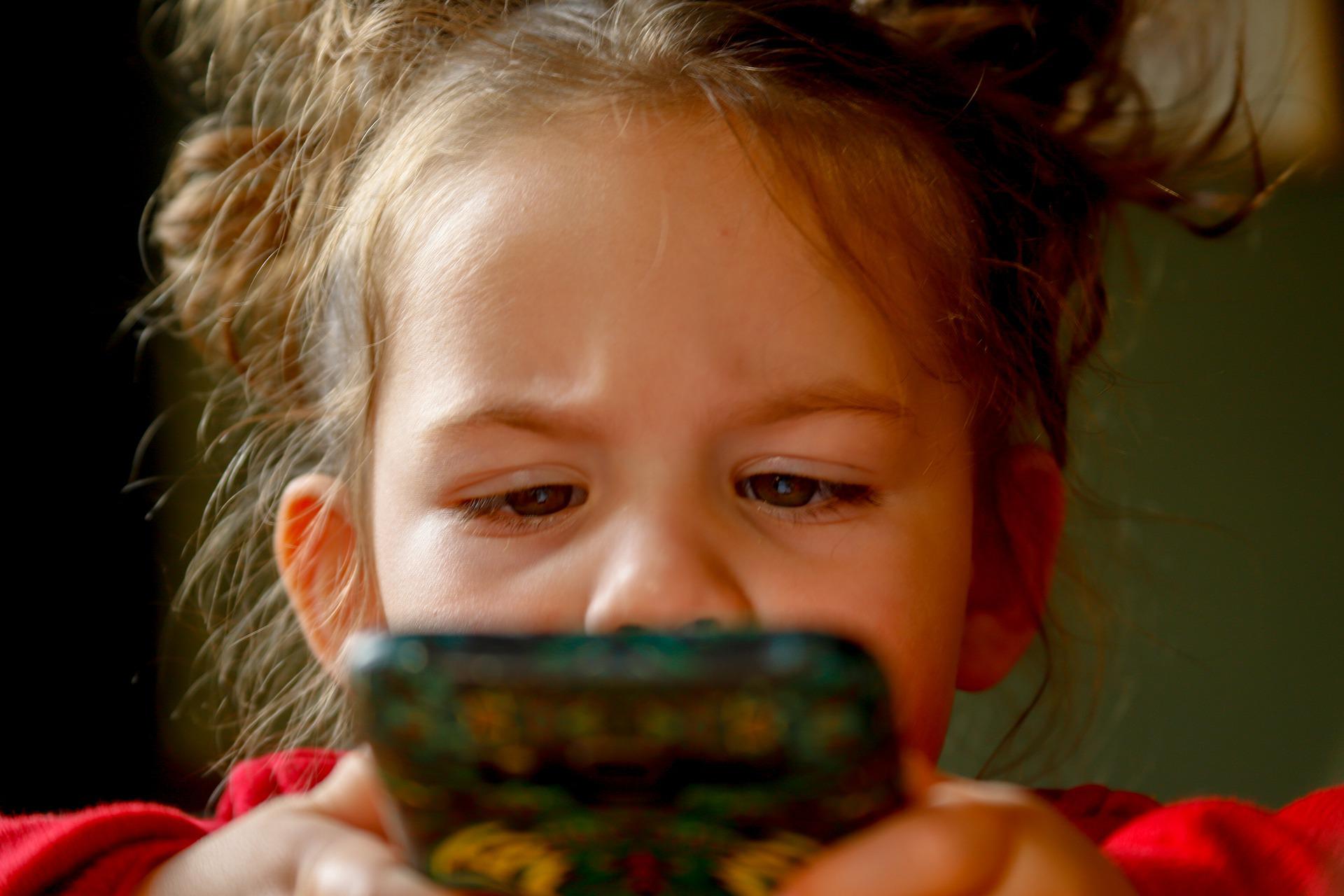 Zdjęcie okładkowe wpisu Rośnie uzależnienie dzieci od smartfonów – ponad 1/4 używa telefonu do 5 godzin dziennie!
