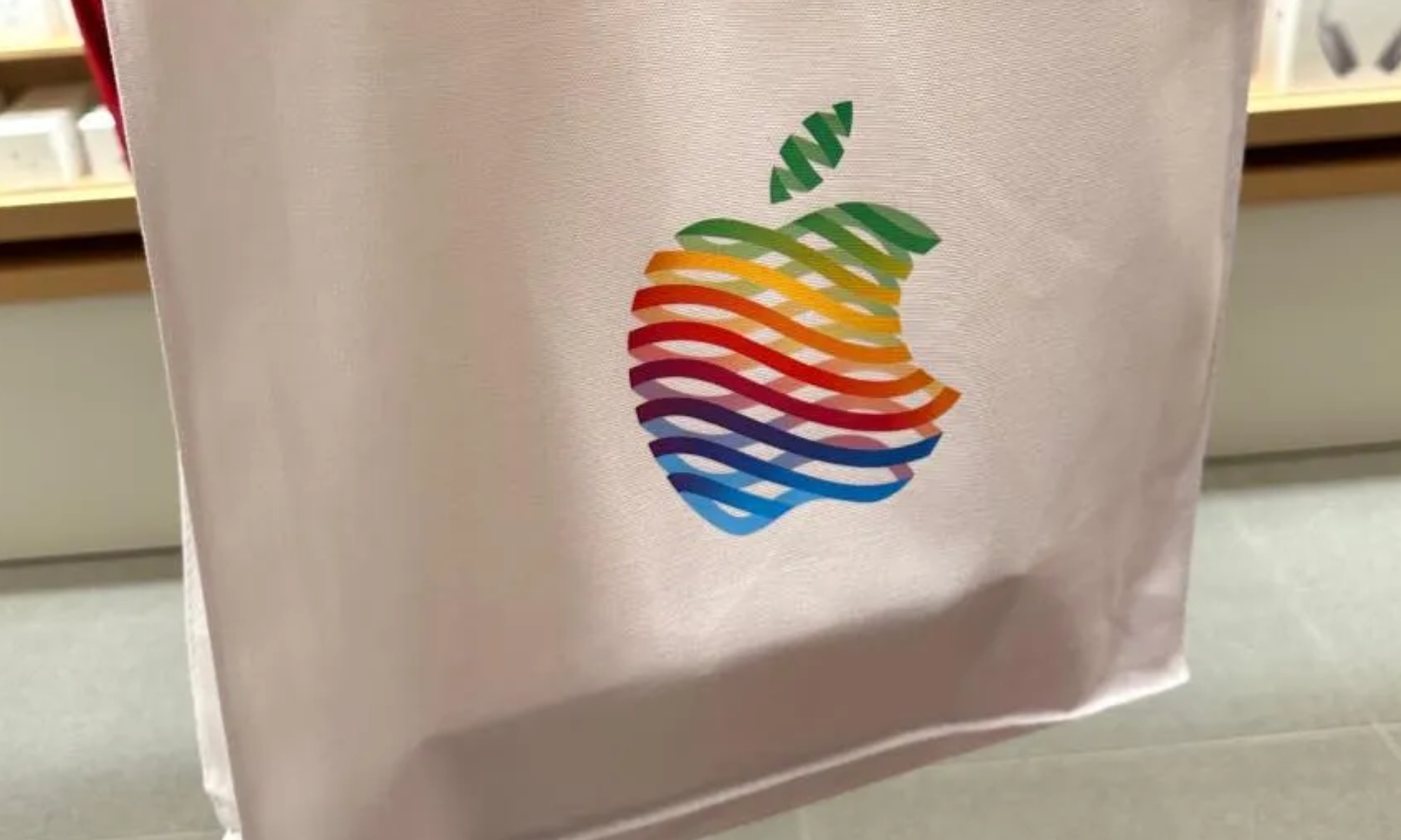 Zdjęcie okładkowe wpisu Unikatowa torba Apple z otwarcia Apple American Dream